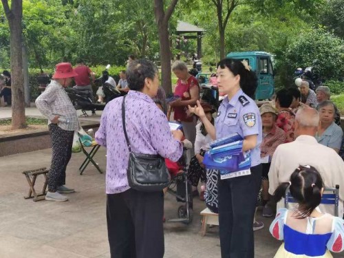 经侦宣传进公园 强化市民防范意识
