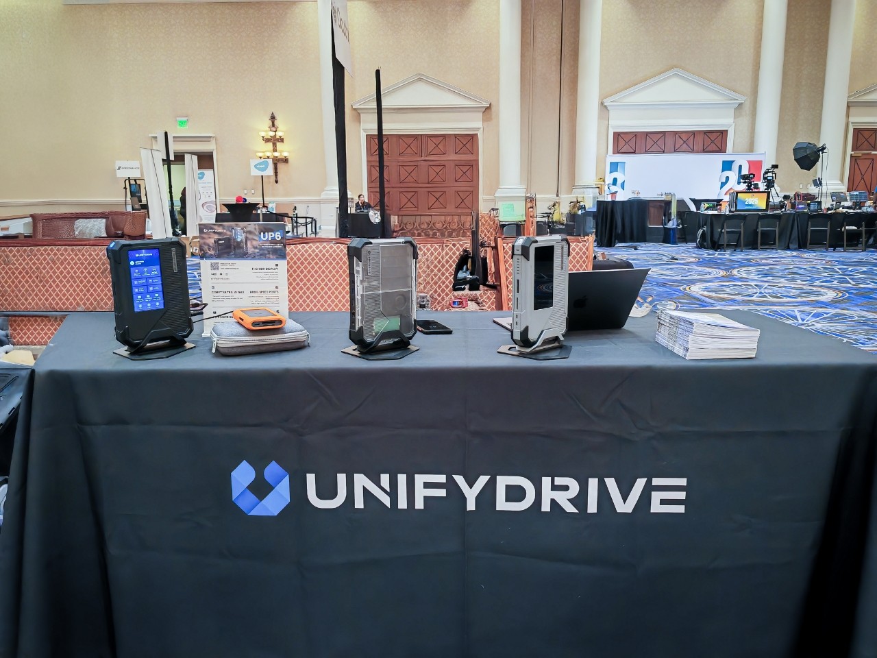 极空间私有云联合UnifyDrive亮相CES：发布全球首款大语言模型 AI NAS