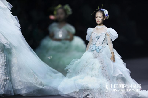 中国国际时装周：周慧慈——点亮梦幻秀场的时尚新蕾