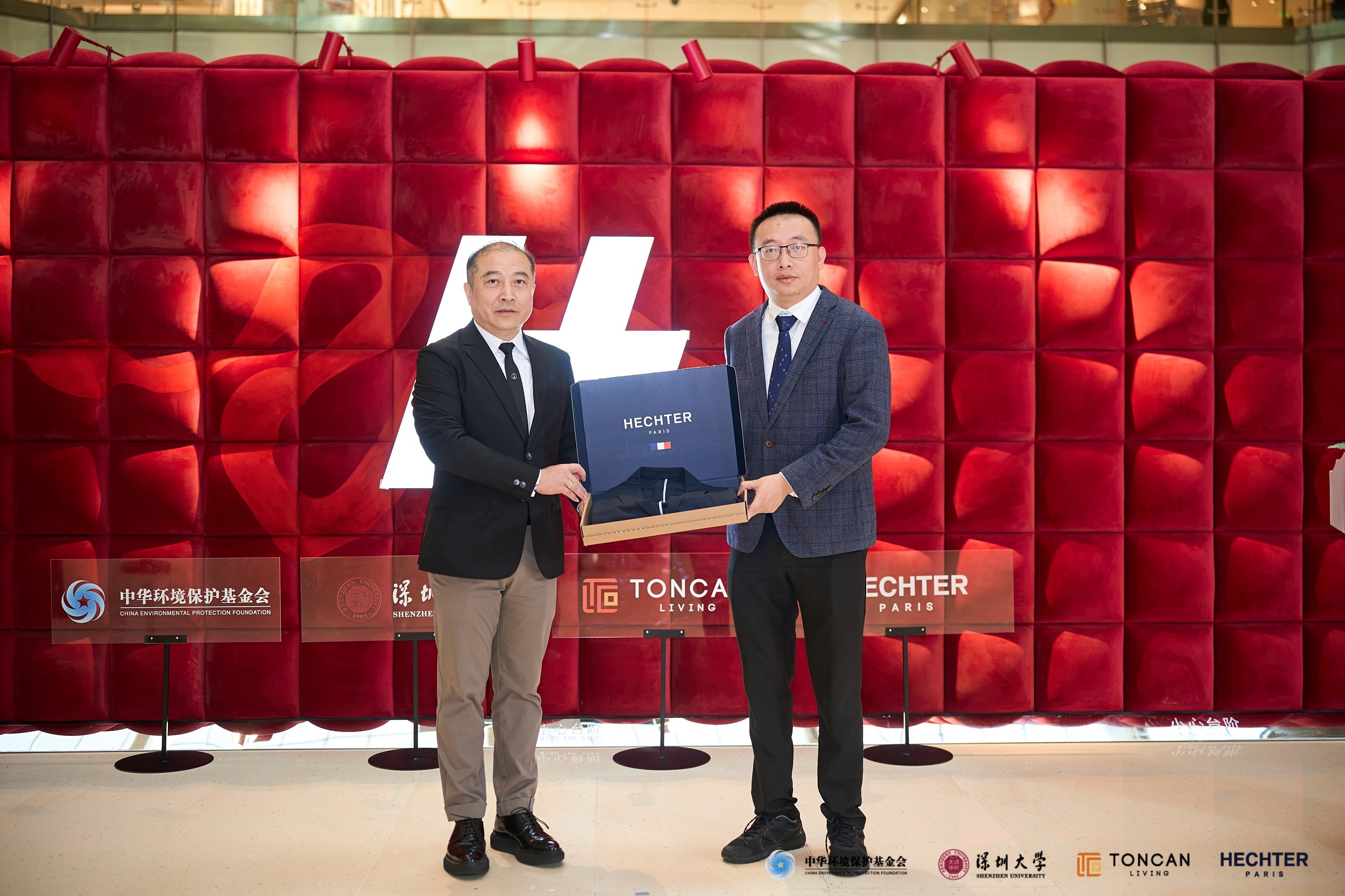 同创集团向深圳大学捐赠科技西服系列产品.jpg 同创集团向深圳大学捐赠科技西服系列产品.jpg
