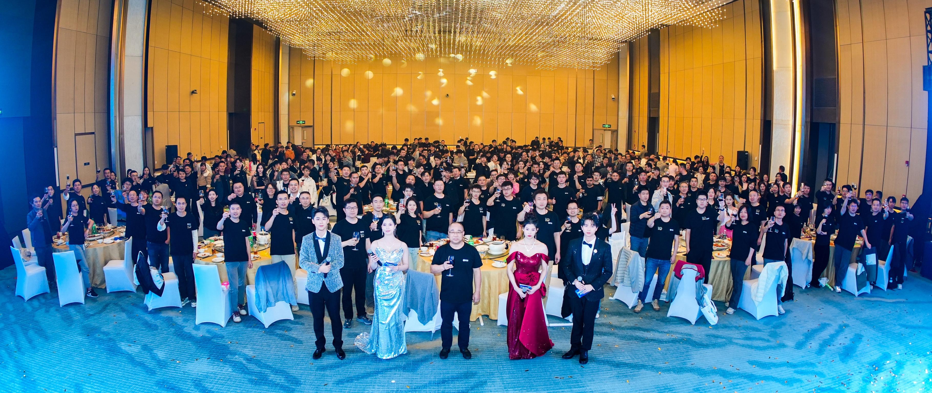 1737514405701912.jpg 6深视智能年会敬酒.jpg