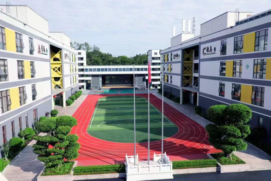 深圳深才教育：初中复读学校为学生